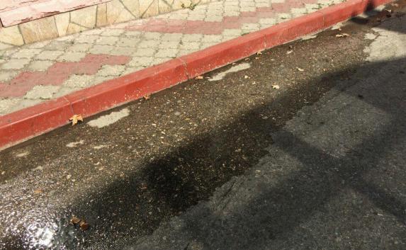 Улицу в Керчи залило нечистотами (фото)